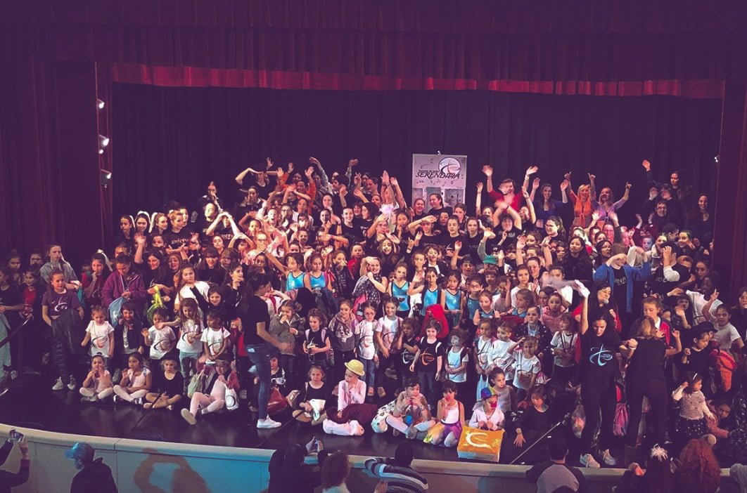 Gran familia de la escuela de baile Serendipia en el escenario